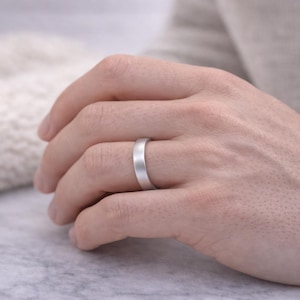 Bague en argent fin 999 faite main • Ajustement minimaliste et confortable, finition satinée, gravure de 4,5 mm de largeur