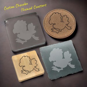 Peut inclure: Quatre sous-verres différents représentant un Chocobo, une créature fictive ressemblant à un oiseau de la série de jeux vidéo Final Fantasy. Les sous-verres sont en liège, en bois, en verre et en ardoise.