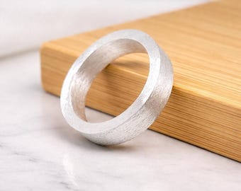 Anello fatto a mano in argento puro 999 • Fascia spazzolata minimalista, larghezza 5 mm • Personalizza e incidi