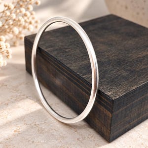 Brazalete redondo • Brazalete abierto y cerrado de plata 999 • Acabado satinado • Regalo minimalista unisex