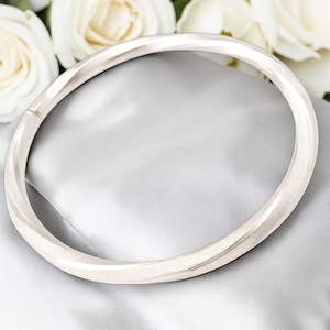 Brazalete de plata Mobius Twist • Dos tonos • Plata fina 999 • Brazalete minimalista abierto hecho a mano