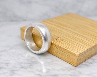 Massief 999 fijnzilveren ring • Minimalistische comfortabele pasvorm band, 7 mm satijnen afwerking, graveerbaar