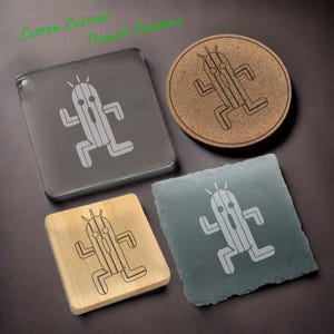 Peut inclure: Quatre sous-verres différents représentant un monstre Cactuar blanc en contour provenant de la série de jeux vidéo Final Fantasy. Les sous-verres sont en liège, en bois, en verre et en ardoise.