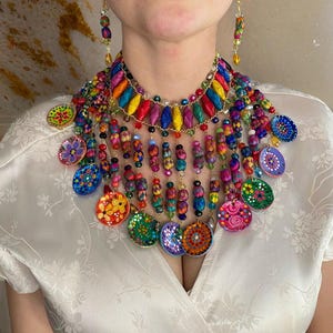 Conjunto de collar y aretes de palma hechos a mano: joyería bohemia con dijes florales / regalo artesanal étnico mexicano para mujeres y festivales