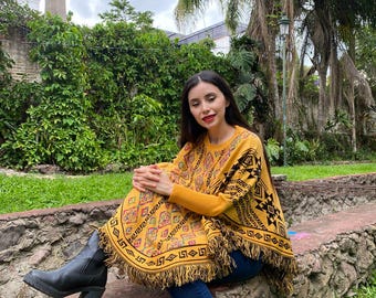 Poncho tribal amarillo mostaza hecho a mano: capa bohemia con flecos, estilo mexicano.