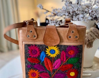 Handmade Leather Tote Bag with Colorful Embroidery – Mexican Artisan Shoulder Bag – Boho Floral Purse – Gift for Her – Everyday Bag