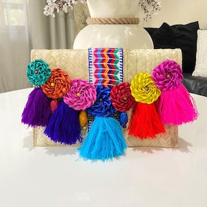 Clutch de palma hecho a mano: bolso artesanal mexicano con borlas y flores de piña