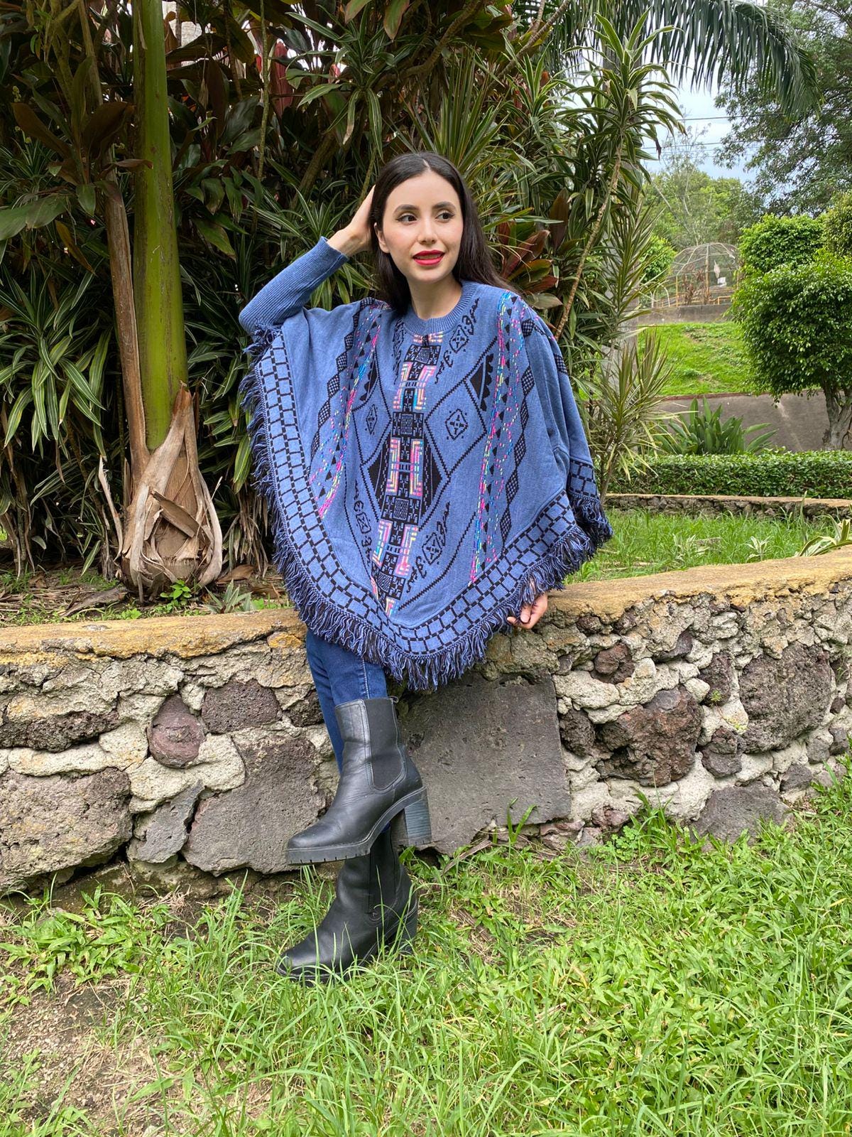 カラフルな刺繍が施された青いメキシカンポンチョ｜ボヘミアン風