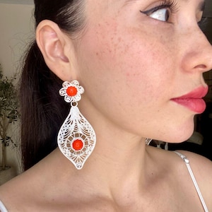 Pendientes de filigrana hechos a mano – Pendientes colgantes de plata de ley con gema roja – Joyería artesanal mexicana para mujer – Regalo elegante y estilo boho