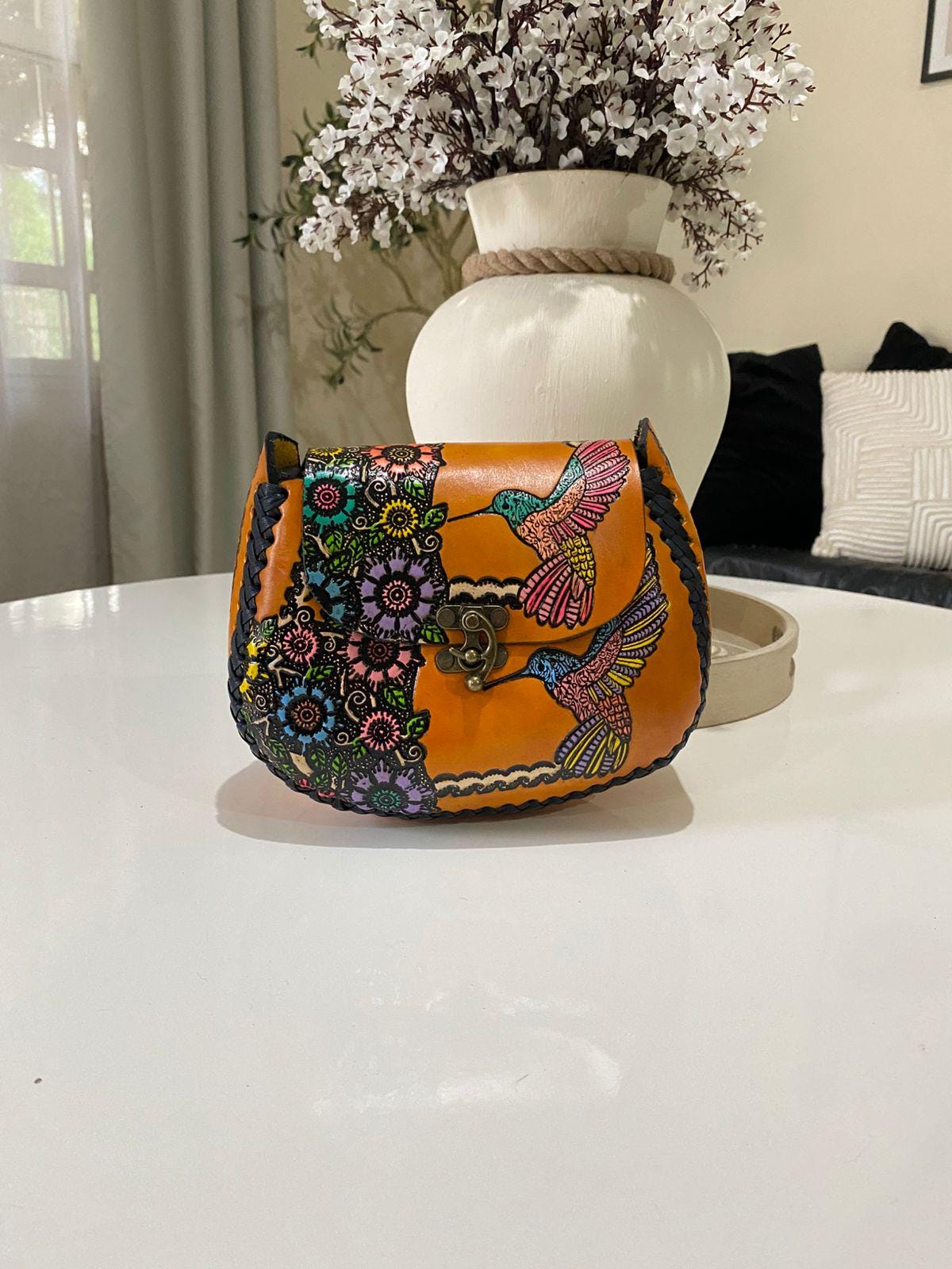 Handmade Leather Crossbody Bag: Hummingbird Embroidery  display picture 3