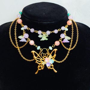 Verzauberter Schmetterlings Choker – Handgemachte Fantasy Kette mit Pastell Perlen & Gold Anhänger, Fairycore Schmuck, Geschenk für Sie