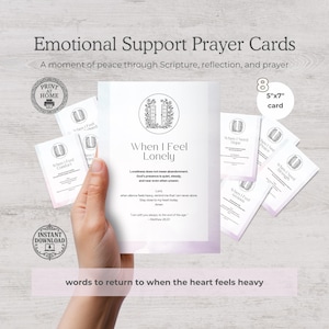 Puede incluir: Una mano sostiene un juego de Tarjetas de Oración de Apoyo Emocional. Las tarjetas son blancas con texto y un diseño floral. La tarjeta principal dice "When I Feel Lonely" e incluye un versículo bíblico. Las tarjetas miden 12,7 cm x 17,8 cm.