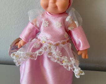 Kewpie Puppe 20 cm hoch von Rose O’Neill und Jesco Toys mit 90er Jahre Cinderella rosa Kleid