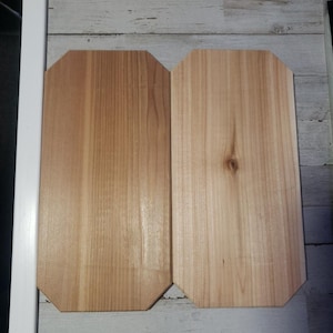 Op de afbeelding: Twee rechthoekige houten planken met afgeronde randen. De planken zijn gemaakt van lichtbruin hout met een natuurlijke houtnerf.