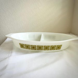 Vintage Pyrex Verde Green Square Flower Divided Casserole Dish | 1.5 Qt | Mid-Century Kitchen Collectible