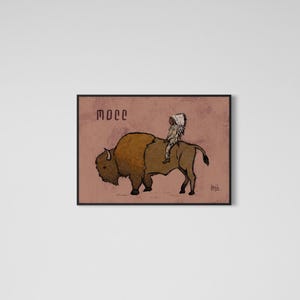 Puede incluir: Impresión artística enmarcada que representa un bisonte con un jinete con un tocado de plumas. El bisonte es marrón y canela, y el jinete es blanco y marrón. La palabra "MORE" está impresa en letras marrones en la parte superior. El fondo es rosa apagado.