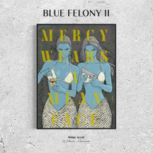 Puede incluir: Una impresión artística enmarcada titulada BLUE FELONY II con dos figuras de piel azul en tops de bikini blancos y faldas con patrón de escamas. Una sostiene un paquete de cigarrillos, la otra una pistola. Texto: MERCY WEARS A MEAN FACE, White Arctic, William Ahumada.