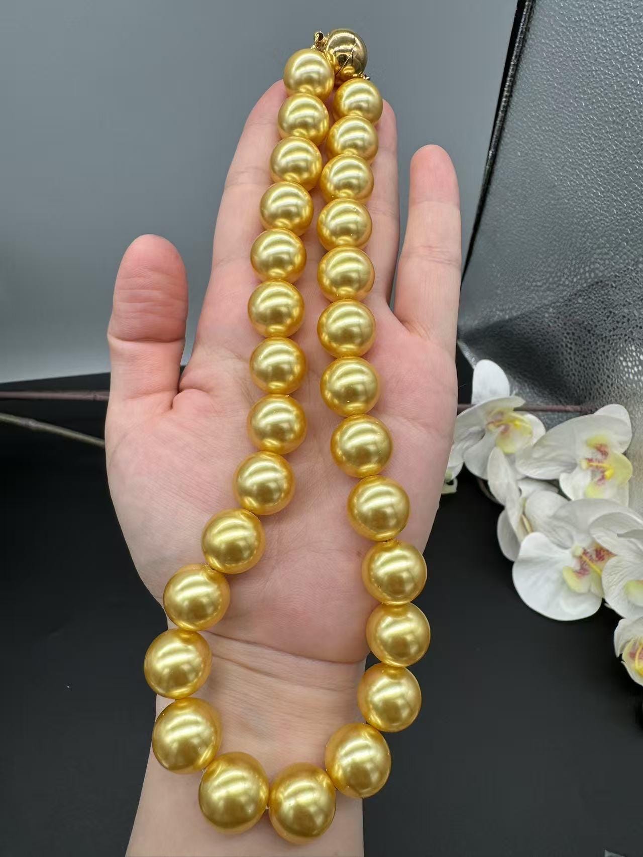 Orecchini Di Perle A Lobo "Muse" In Oro Inciso (grandi) &ndash; Italian Jewels