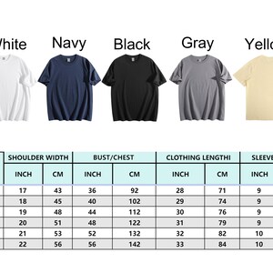 Pode incluir: Apresenta&ccedil;&atilde;o de cinco camisetas de cor lisa em branco, azul marinho, preto, cinza e amarelo. Uma tabela de tamanhos mostra as medidas em polegadas e cent&iacute;metros para a largura dos ombros, busto, comprimento da roupa e comprimento da manga.