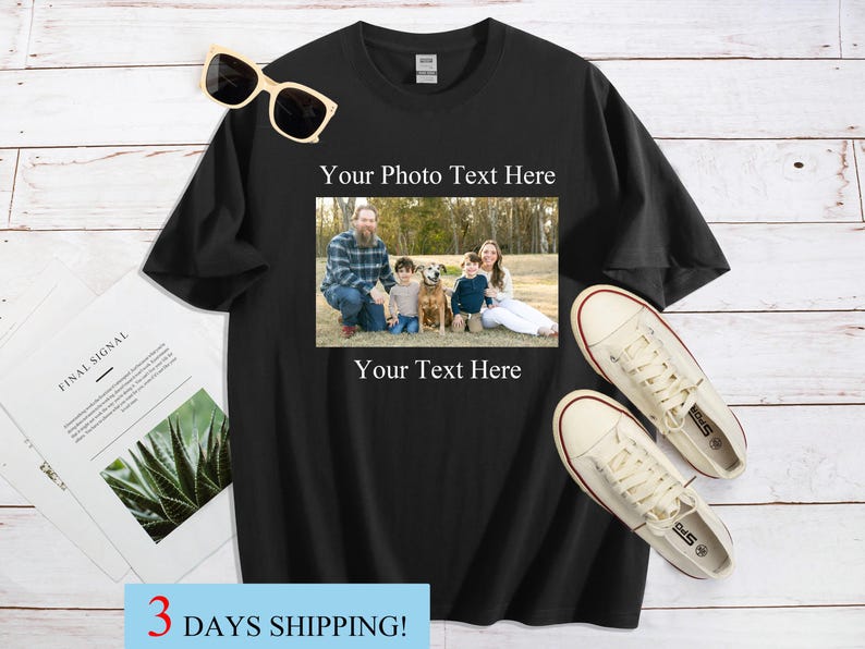 Pode incluir: Camiseta preta com foto de fam&iacute;lia e o texto "Your Photo Text Here" acima da imagem e "Your Text Here" abaixo. &Oacute;culos de sol e t&ecirc;nis brancos ao lado da camiseta. Uma revista est&aacute; &agrave; esquerda.