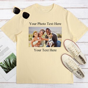 Pode incluir: Uma camiseta amarelo claro com uma foto de fam&iacute;lia e o texto "Your Photo Text Here" e "Your Text Here". A camisa &eacute; combinada com t&ecirc;nis brancos e &oacute;culos de sol pretos.