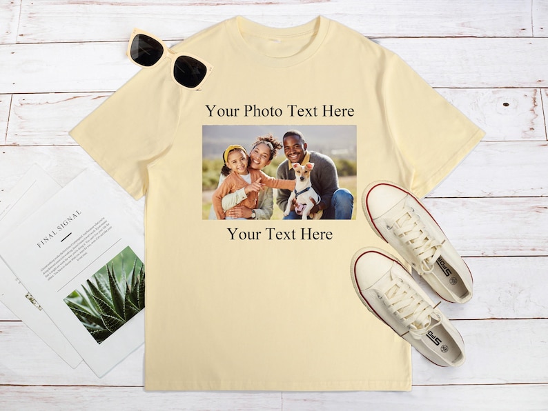 Pode incluir: Uma camiseta amarelo claro com uma foto de fam&iacute;lia e o texto "Your Photo Text Here" e "Your Text Here". A camisa &eacute; combinada com t&ecirc;nis brancos e &oacute;culos de sol pretos.
