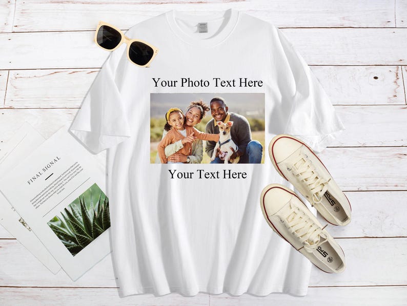 Pode incluir: Camiseta branca com foto de fam&iacute;lia e sobreposi&ccedil;&atilde;o de texto. A foto mostra uma fam&iacute;lia com um cachorro. &Oacute;culos de sol e t&ecirc;nis de lona est&atilde;o ao lado da camiseta. Uma revista tamb&eacute;m est&aacute; na imagem.
