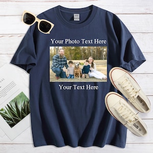 Pode incluir: Camiseta azul marinho com foto de fam&iacute;lia e o texto "Your Photo Text Here" acima e "Your Text Here" abaixo. Um par de t&ecirc;nis brancos e &oacute;culos de sol est&atilde;o ao lado.