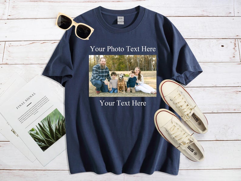 Pode incluir: Camiseta azul marinho com foto de fam&iacute;lia e o texto "Your Photo Text Here" acima e "Your Text Here" abaixo. Um par de t&ecirc;nis brancos e &oacute;culos de sol est&atilde;o ao lado.