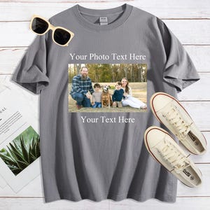 Pode incluir: Camiseta cinza com foto de fam&iacute;lia e o texto "Your Photo Text Here" e "Your Text Here". A camisa tem um par de t&ecirc;nis brancos e &oacute;culos de sol. A foto mostra uma fam&iacute;lia com um cachorro.