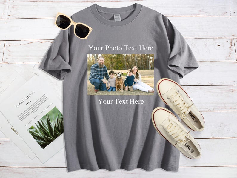 Pode incluir: Camiseta cinza com foto de fam&iacute;lia e o texto "Your Photo Text Here" e "Your Text Here". A camisa tem um par de t&ecirc;nis brancos e &oacute;culos de sol. A foto mostra uma fam&iacute;lia com um cachorro.