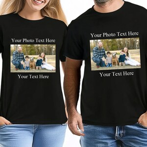Pode incluir: T-shirts pretas com uma foto de fam&iacute;lia e sobreposi&ccedil;&atilde;o de texto. A foto mostra uma fam&iacute;lia com duas crian&ccedil;as e dois c&atilde;es. O texto acima da foto diz "Your Photo Text Here" e abaixo "Your Text Here".
