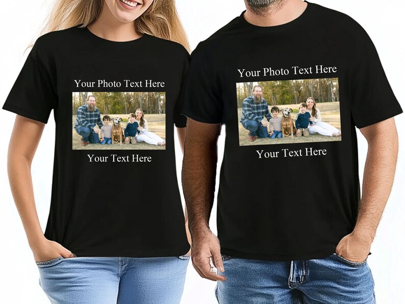 Pode incluir: T-shirts pretas com uma foto de fam&iacute;lia e sobreposi&ccedil;&atilde;o de texto. A foto mostra uma fam&iacute;lia com duas crian&ccedil;as e dois c&atilde;es. O texto acima da foto diz "Your Photo Text Here" e abaixo "Your Text Here".