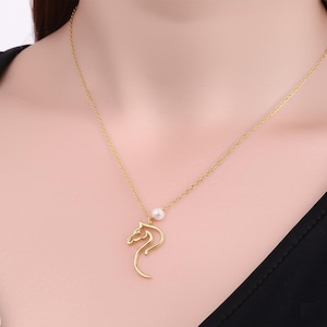 Vergoldete Halskette, Pferd mit Perlenanhänger