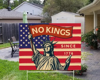 Peut inclure: Un panneau de jardin avec la Statue de la Liberté tenant une bannière avec l'inscription "NO KINGS" au-dessus d'un drapeau américain. Le panneau comprend également le texte "SINCE 1776". Le panneau est affiché sur une pelouse verte.