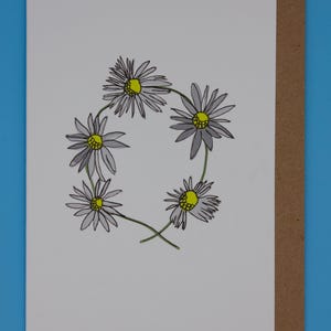Tarjeta de felicitación con margaritas en color gris claro, ilustrada y acabada a mano, tarjeta Tintoretto Gesso de lujo de 300 g/m², tamaño A6, sobre Kraft