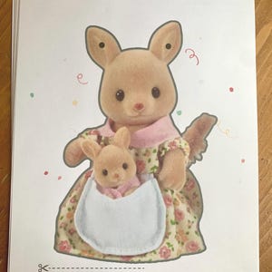 Pode incluir: Ilustra&ccedil;&atilde;o impressa de uma coelha m&atilde;e segurando um coelhinho em uma bolsa. A coelha m&atilde;e usa uma gola rosa e um vestido floral. O coelhinho est&aacute; em uma bolsa branca. O texto "PARTYONFERN by LIFONFERN.COM" est&aacute; na parte inferior.