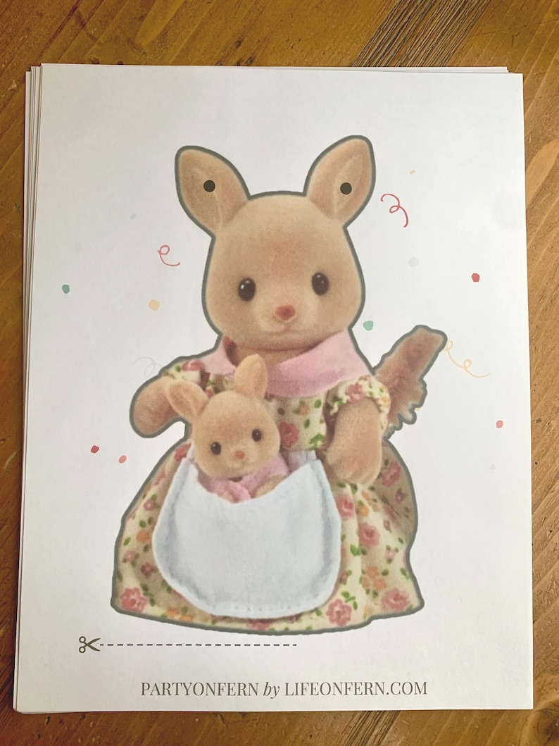 Pode incluir: Ilustra&ccedil;&atilde;o impressa de uma coelha m&atilde;e segurando um coelhinho em uma bolsa. A coelha m&atilde;e usa uma gola rosa e um vestido floral. O coelhinho est&aacute; em uma bolsa branca. O texto "PARTYONFERN by LIFONFERN.COM" est&aacute; na parte inferior.