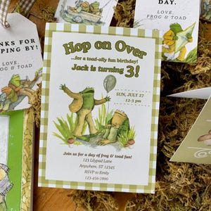 Puede incluir: Un letrero de madera rústica con el texto "Welcome to our home" en letras blancas. El letrero presenta un acabado envejecido y un diseño sencillo y acogedor.