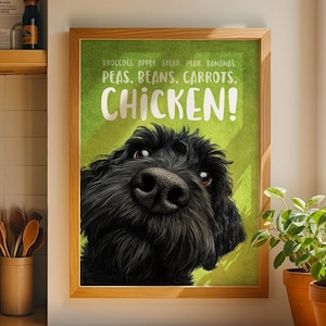 Może przedstawiać: Oprawiony plakat przedstawiający czarnego psa z napisem "CHICKEN!" dużymi białymi literami. Tło jest zielone z tekstem "Broccoli, Apple, Steak, Pear, Bananas. Peas, Beans, Carrots."