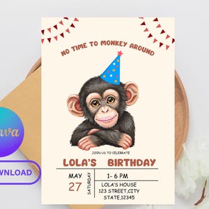 Op de afbeelding: Een verjaardagsuitnodiging met een cartoon chimpansee met een feesthoedje. De uitnodiging bevat de tekst "No Time to Monkey Around" en details voor Lola's verjaardag op 27 mei.