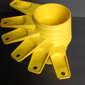 Tupperware measuring cups. Set of 6, yellow.