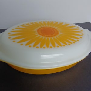Plato dividido Pyrex con forma de girasol y margarita.