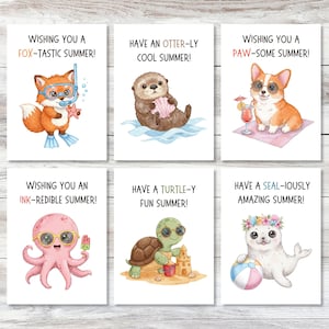 以下が含まれることがあります： 夏のグリーティングカード6枚セット。各カードには、キツネ、カワウソ、コーギー、タコ、カメ、アザラシなど、異なる漫画の動物が描かれています。各カードには、ユニークな夏の言葉遊びとイラストが描かれています。