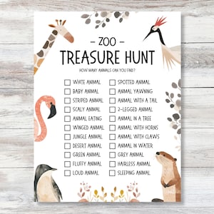 Op de afbeelding: Een Zoo Treasure Hunt-spel met illustraties van een giraffe, flamingo, pinguïn en otter. Het spel bevat een checklist met dierlijke kenmerken zoals "Gevlekt dier" en "Dier met een staart". De tekst luidt "How many animals can you find?"