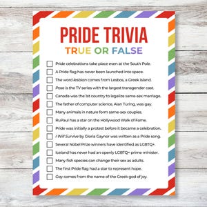 Könnte beinhalten: Ein Pride Trivia-Spielblatt mit Regenbogenrand und Text. Der Titel "Pride Trivia" steht oben, darunter "True or False". Das Blatt listet Quizfragen zur LGBTQ+-Geschichte und -Kultur mit Kontrollkästchen für Antworten auf.