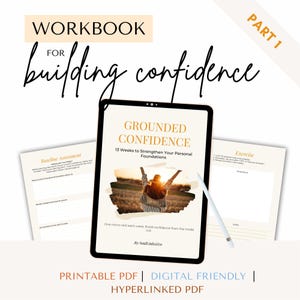 Puede incluir: Un cuaderno de trabajo digital titulado "Grounded Confidence" con el texto "13 semanas para fortalecer tus bases personales" en la pantalla de una tableta. La imagen también incluye un lápiz óptico y dos páginas abiertas con texto. El cuaderno de trabajo está diseñado para ayudar a generar confianza.
