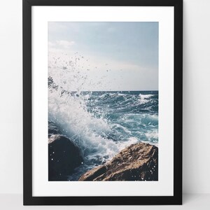 Arte de pared de olas del océano: impresión digital estética costera, decoración de playa serena, póster de paisaje marino relajante, impresión de hogar playero, inspiración oceánica.