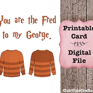 Puede incluir: Tarjeta imprimible con el texto "You are the Fred to my George." La tarjeta presenta dos suéteres de dibujos animados con rayas naranja y marrón.