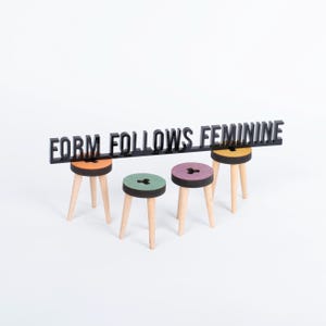 La forma segue il femminile: decorazione con citazione acrilica di Oscar Niemeyer